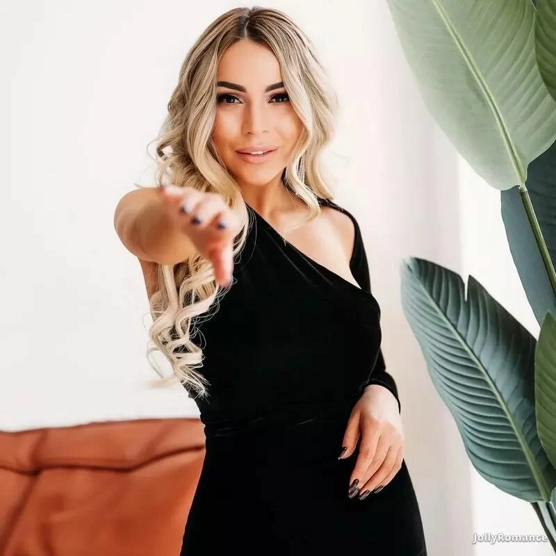 Alina Profile image 2