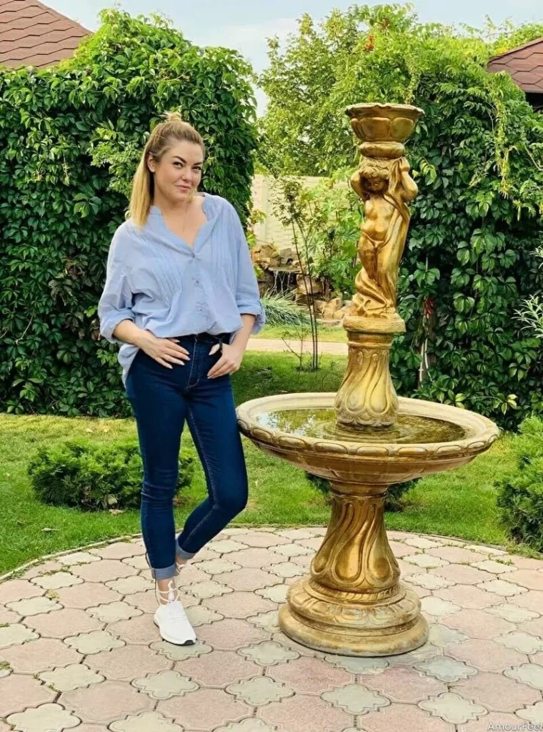 Elena Profile image 2