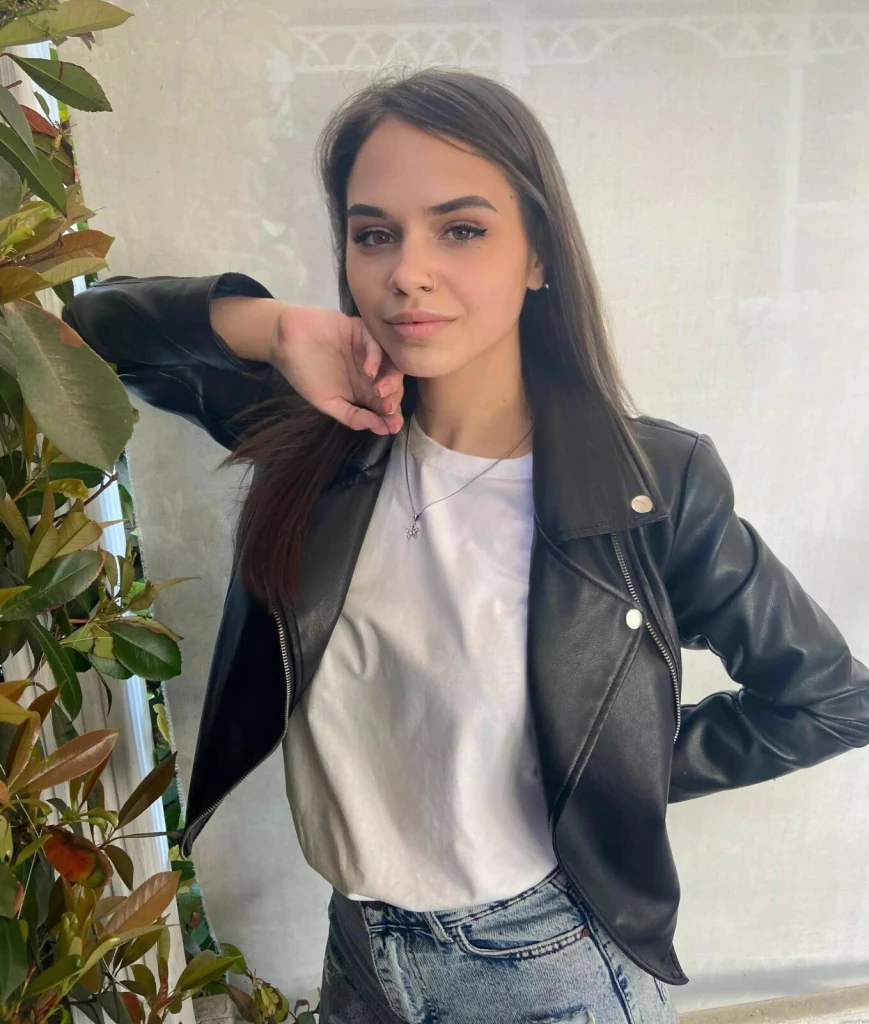 Anna Profile image 3