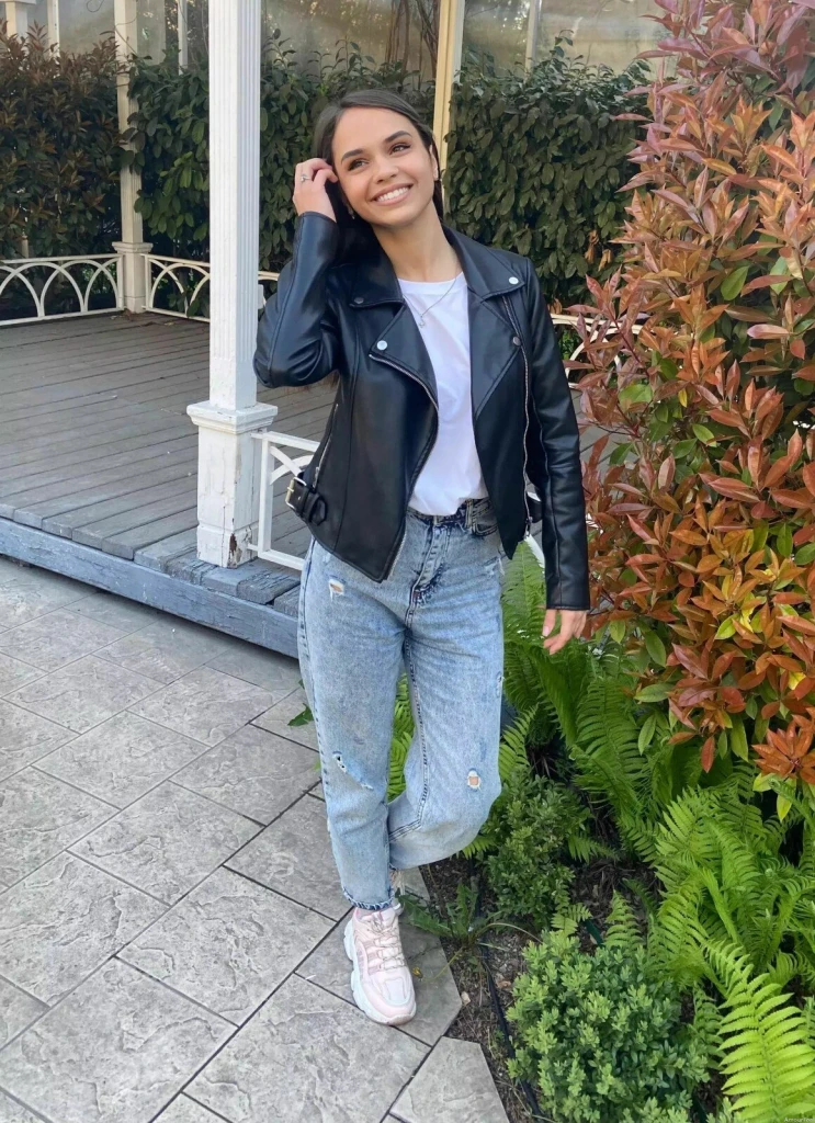Anna Profile image 4